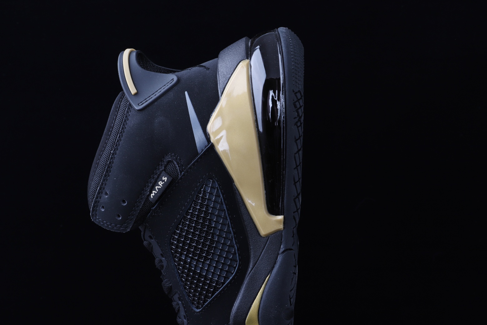 Jordan Mars 270 Black Gold 